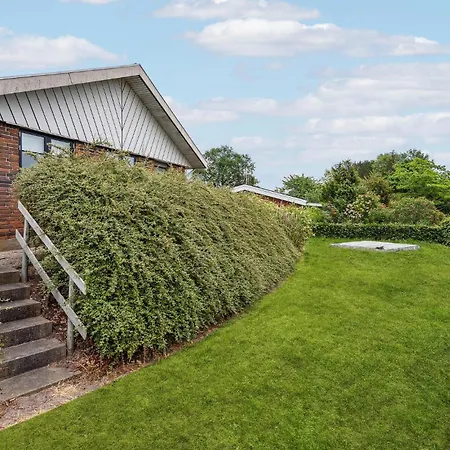 Дом отдыха Lovely In With Wifi *